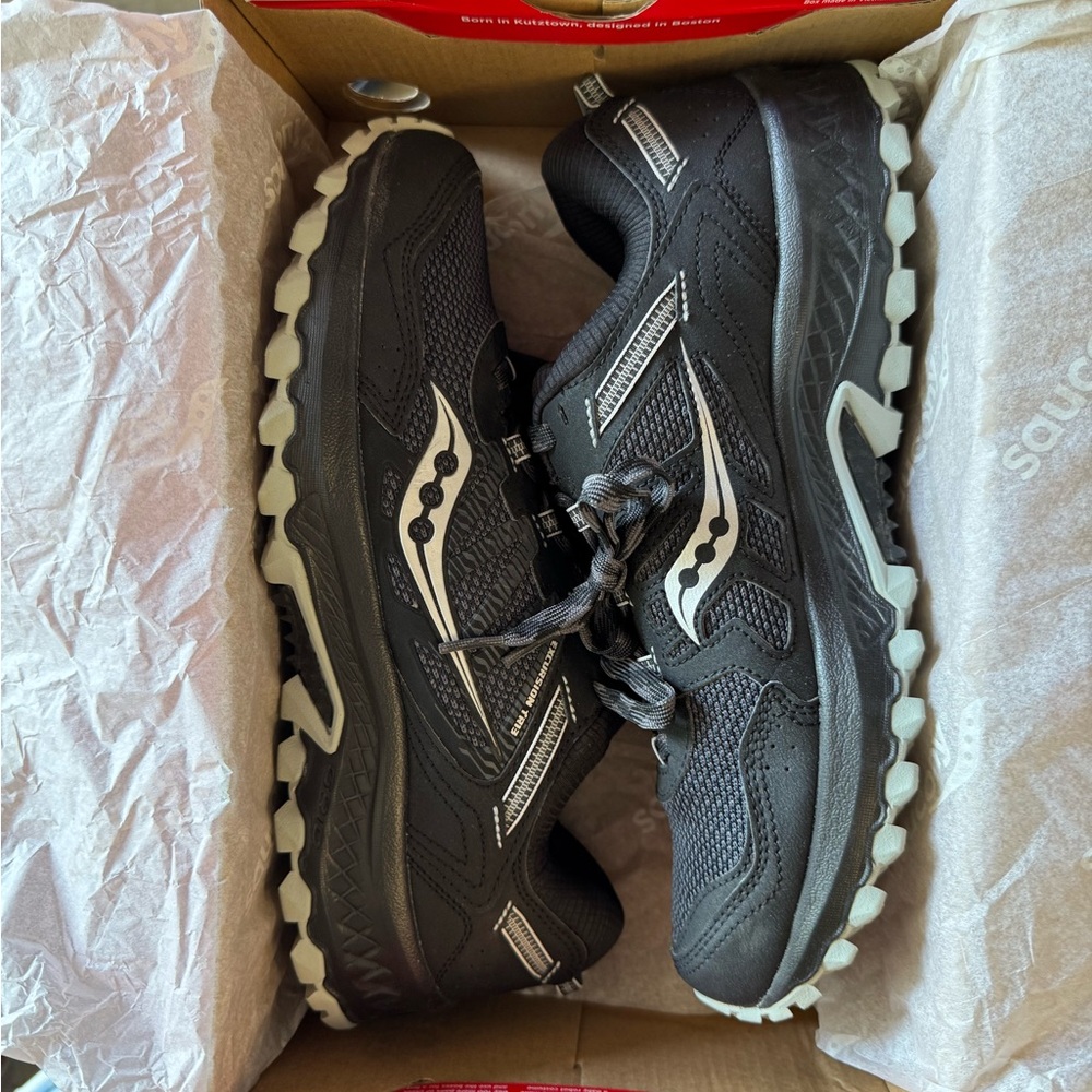 Saucony Black Athletic Shoes with Mesh Upper and Classic Silhouette mens 10